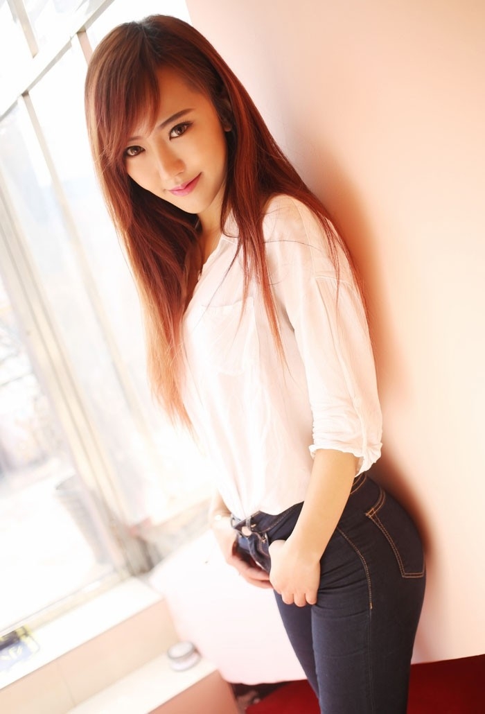 紧身牛仔裤美少妇翘臀诱惑写真