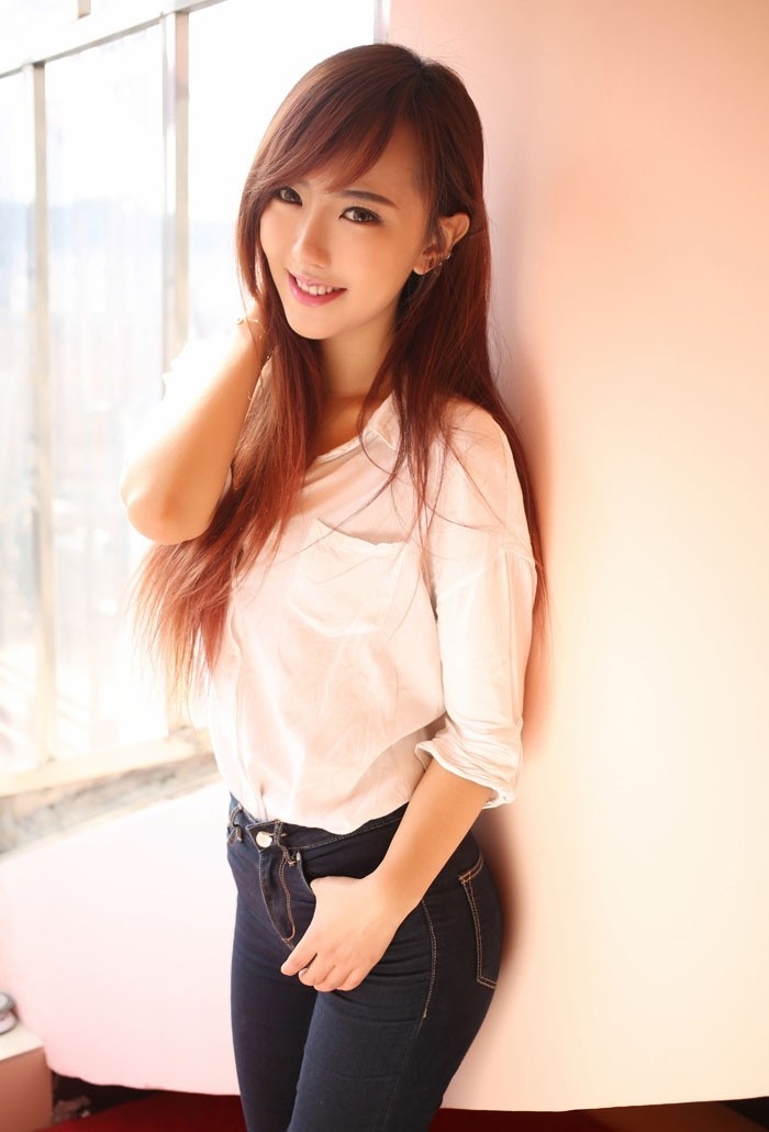 紧身牛仔裤美少妇翘臀诱惑写真