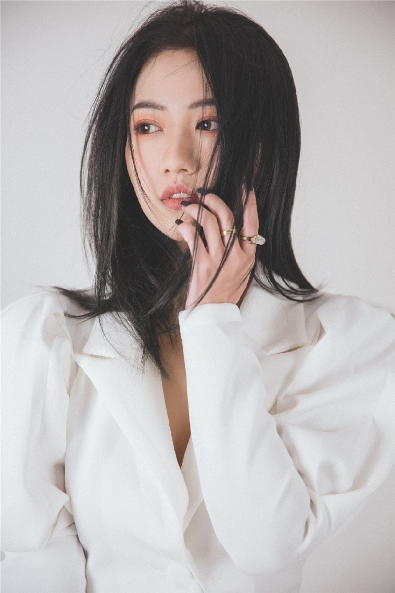 性感熟女白嫩酥胸真空诱惑图片