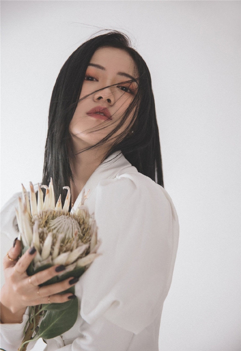 性感熟女白嫩酥胸真空诱惑图片