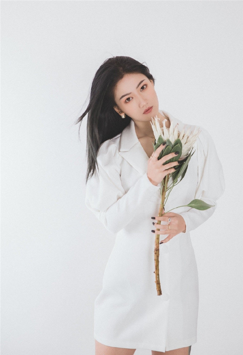 性感熟女白嫩酥胸真空诱惑图片