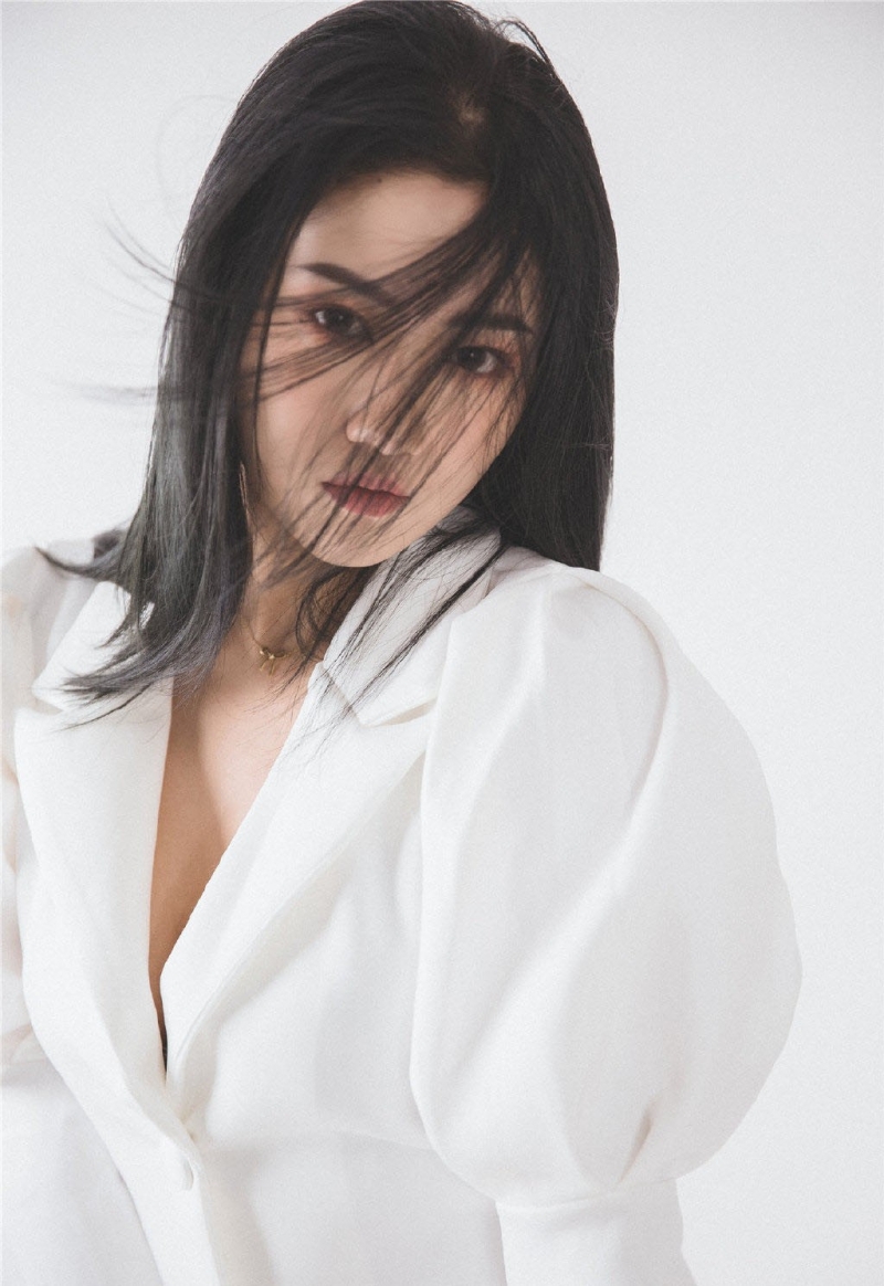 性感熟女白嫩酥胸真空诱惑图片