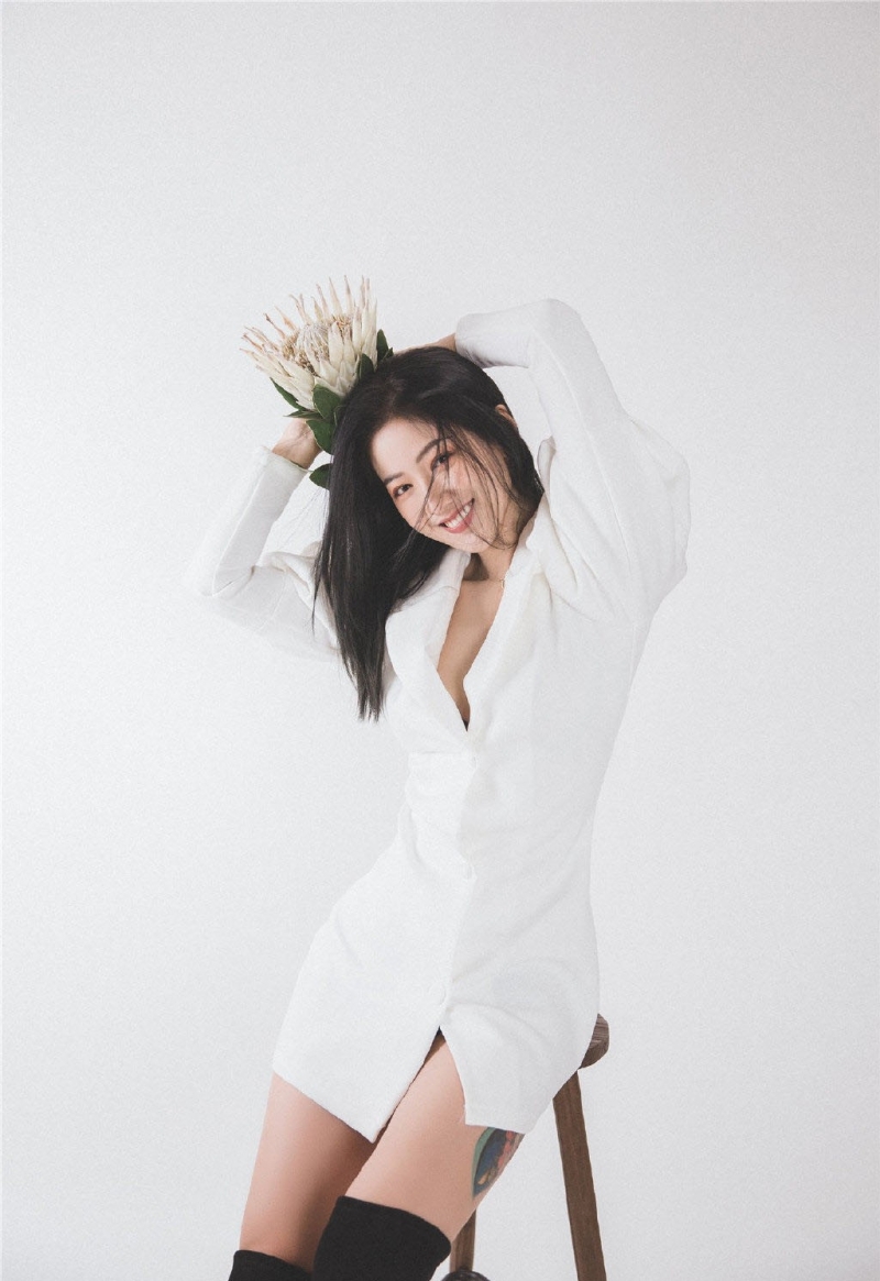 性感熟女白嫩酥胸真空诱惑图片