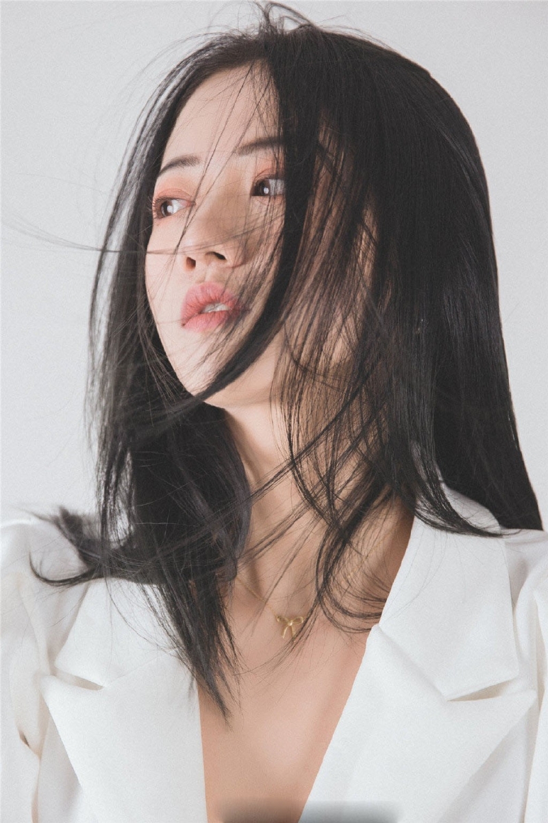 性感熟女白嫩酥胸真空诱惑图片