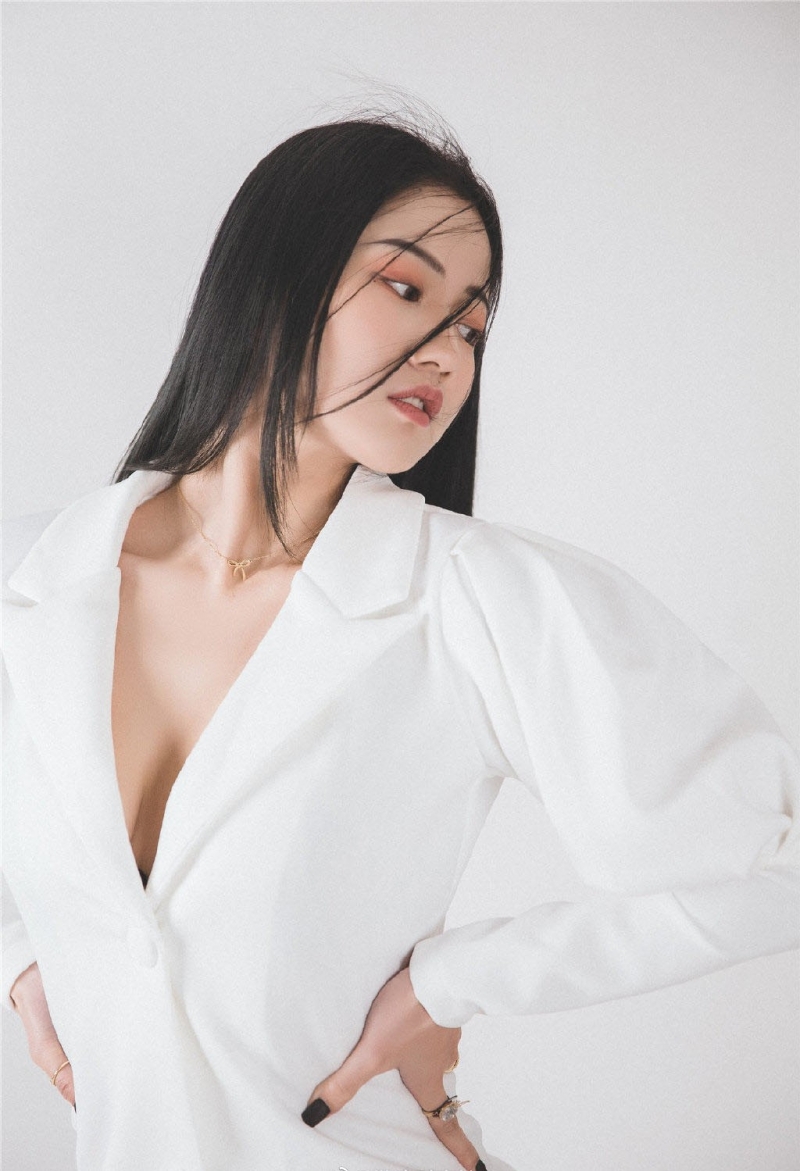 性感熟女白嫩酥胸真空诱惑图片