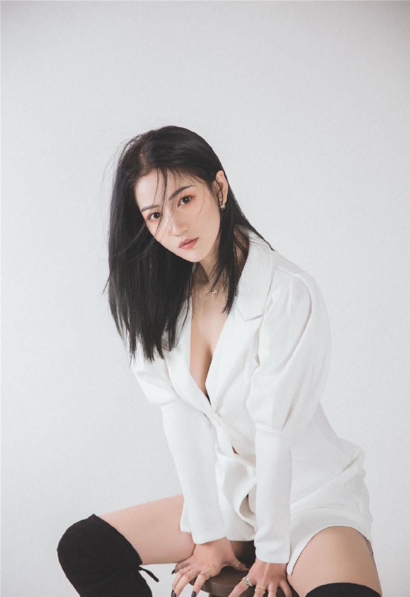 性感熟女白嫩酥胸真空诱惑图片