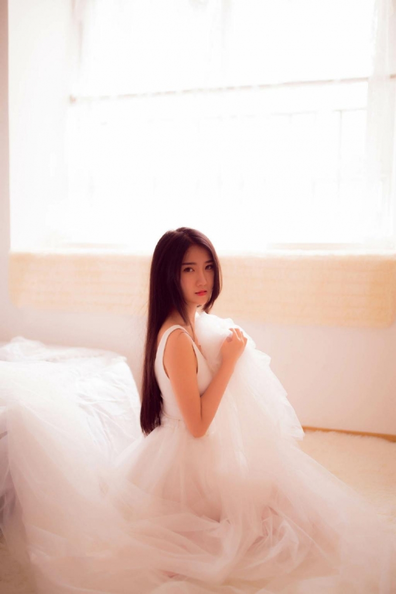 细腿美女低胸睡裙傲人上围私拍