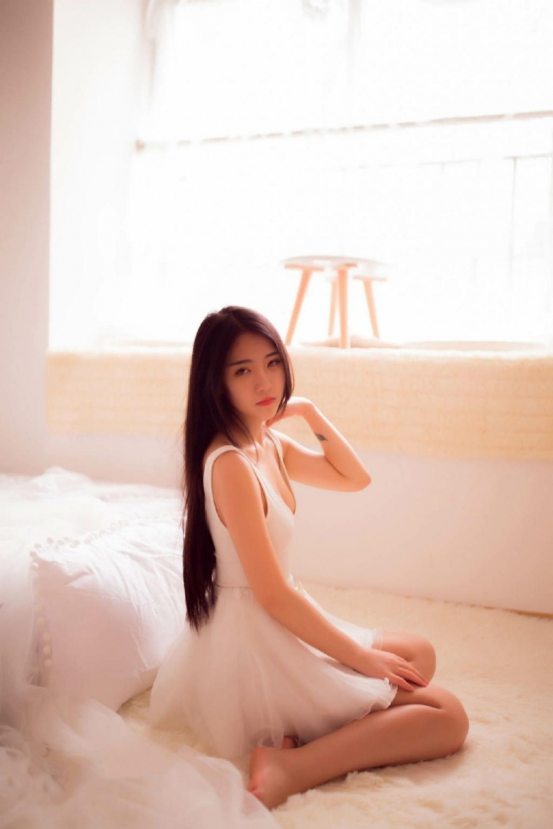 细腿美女低胸睡裙傲人上围私拍