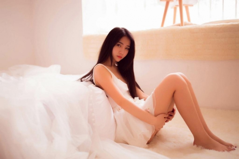 细腿美女低胸睡裙傲人上围私拍