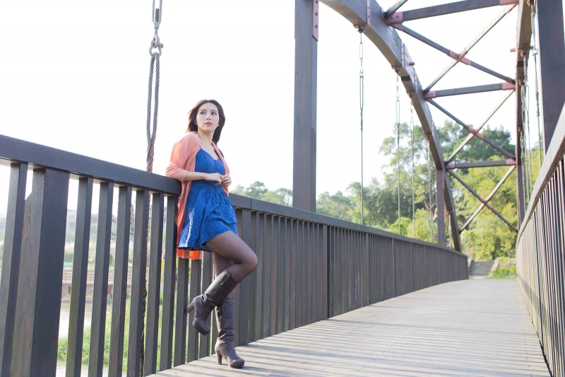 性感金发女郎黑丝美腿街拍写真