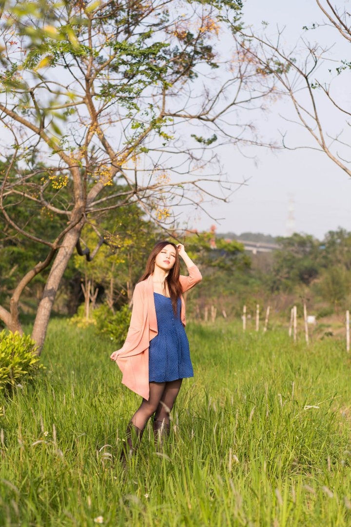 性感金发女郎黑丝美腿街拍写真