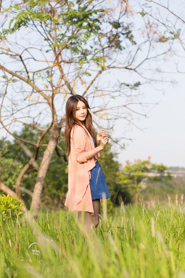 性感金发女郎黑丝美腿街拍写真