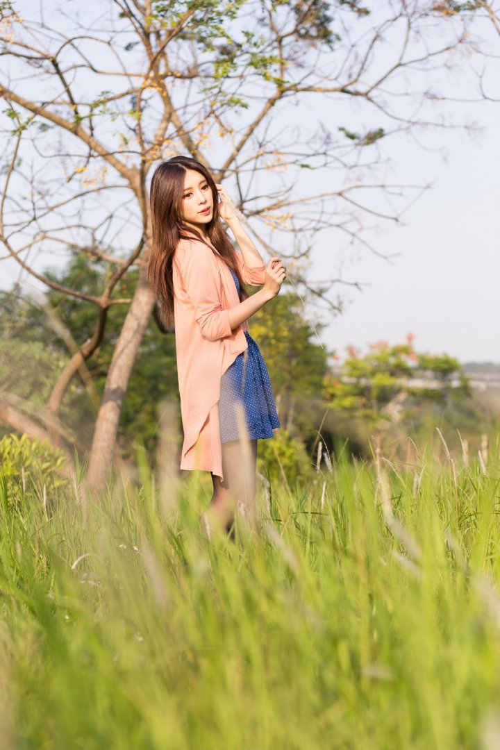 性感金发女郎黑丝美腿街拍写真