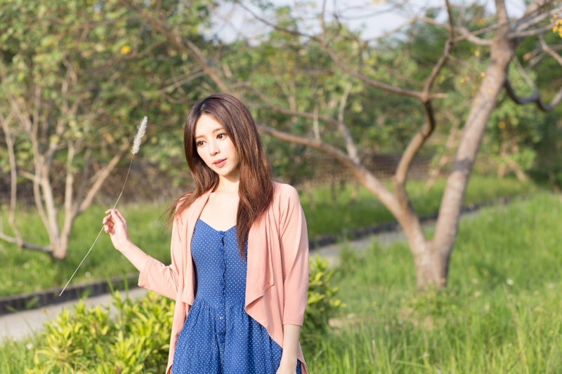 性感金发女郎黑丝美腿街拍写真