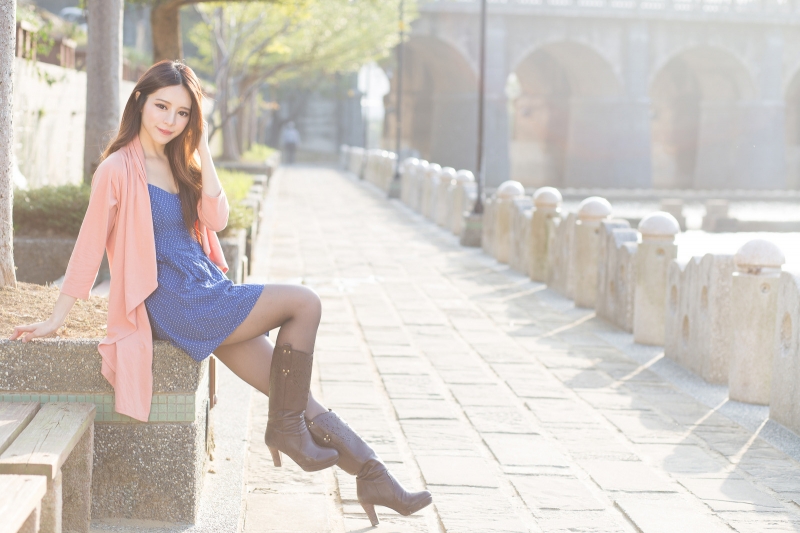 性感金发女郎黑丝美腿街拍写真