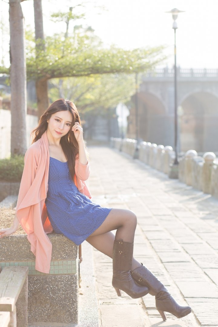 性感金发女郎黑丝美腿街拍写真