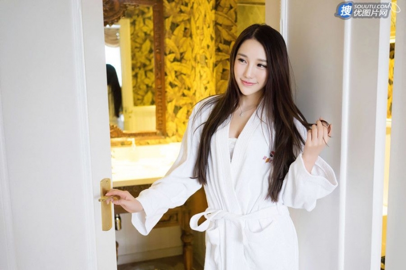 勾魂尤物情趣内衣深沟美乳私拍