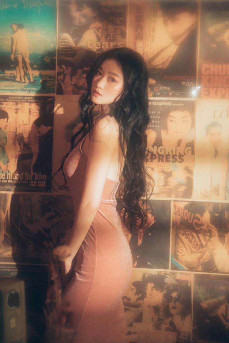 卷发美女性感吊裙前凸后翘写真