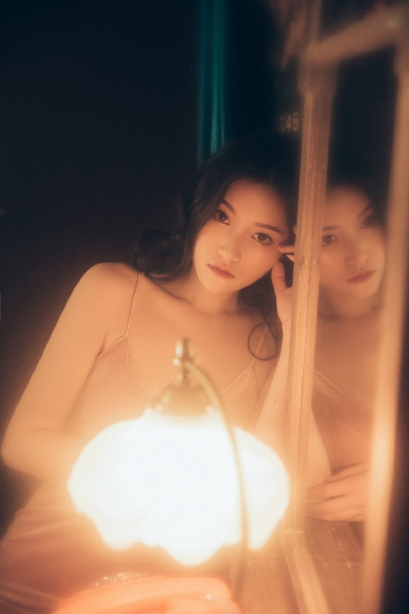 卷发美女性感吊裙前凸后翘写真