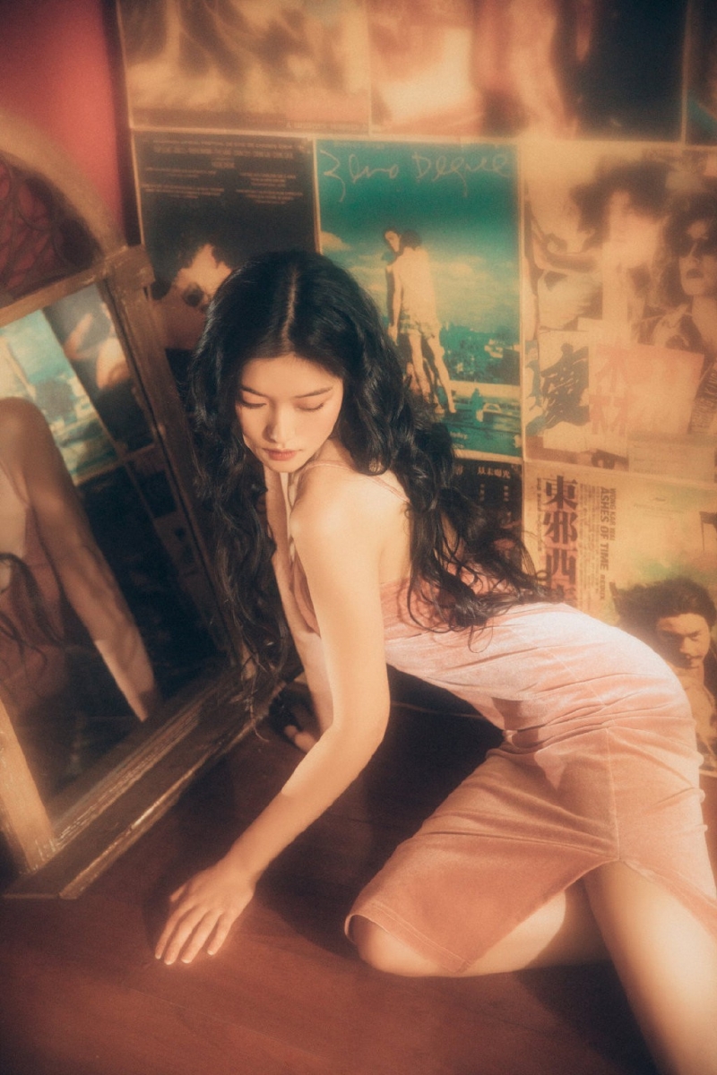 卷发美女性感吊裙前凸后翘写真