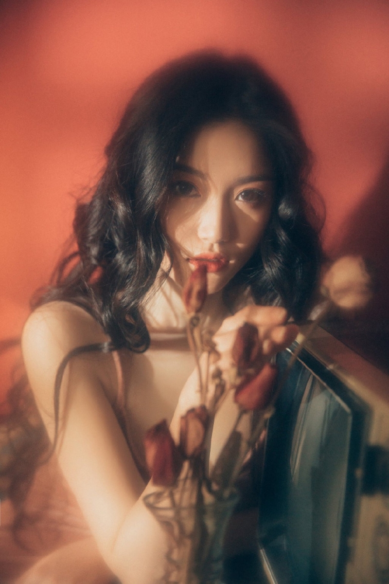 卷发美女性感吊裙前凸后翘写真