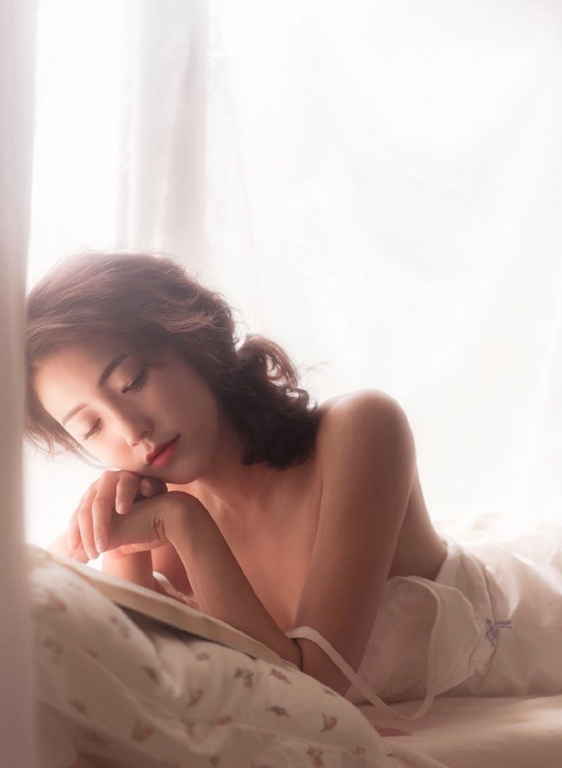 床上美女吊带睡裙酥胸诱惑套图