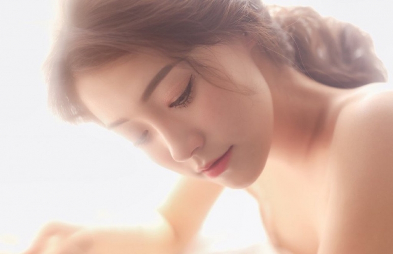 床上美女吊带睡裙酥胸诱惑套图