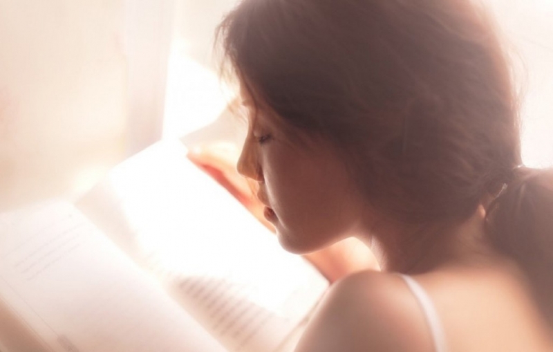 床上美女吊带睡裙酥胸诱惑套图