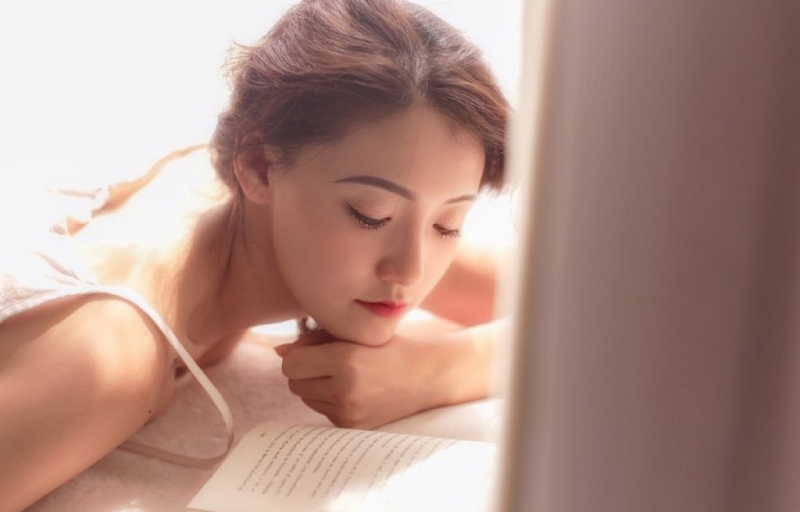 床上美女吊带睡裙酥胸诱惑套图