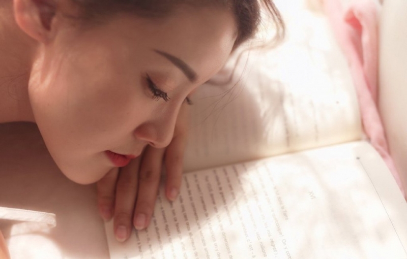 床上美女吊带睡裙酥胸诱惑套图