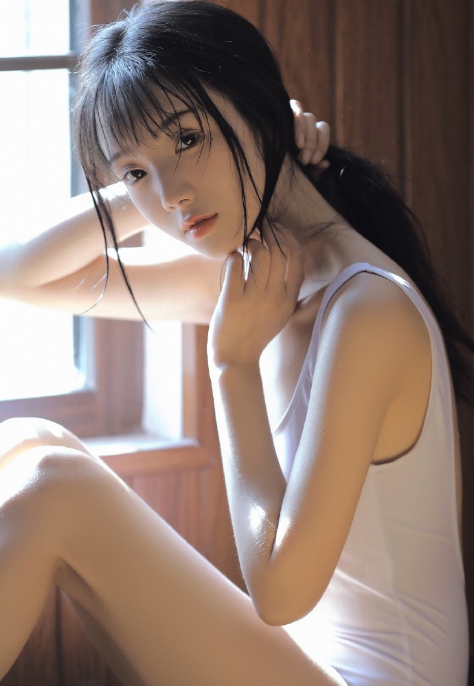 性感少女美腿翘臀室内个人写真