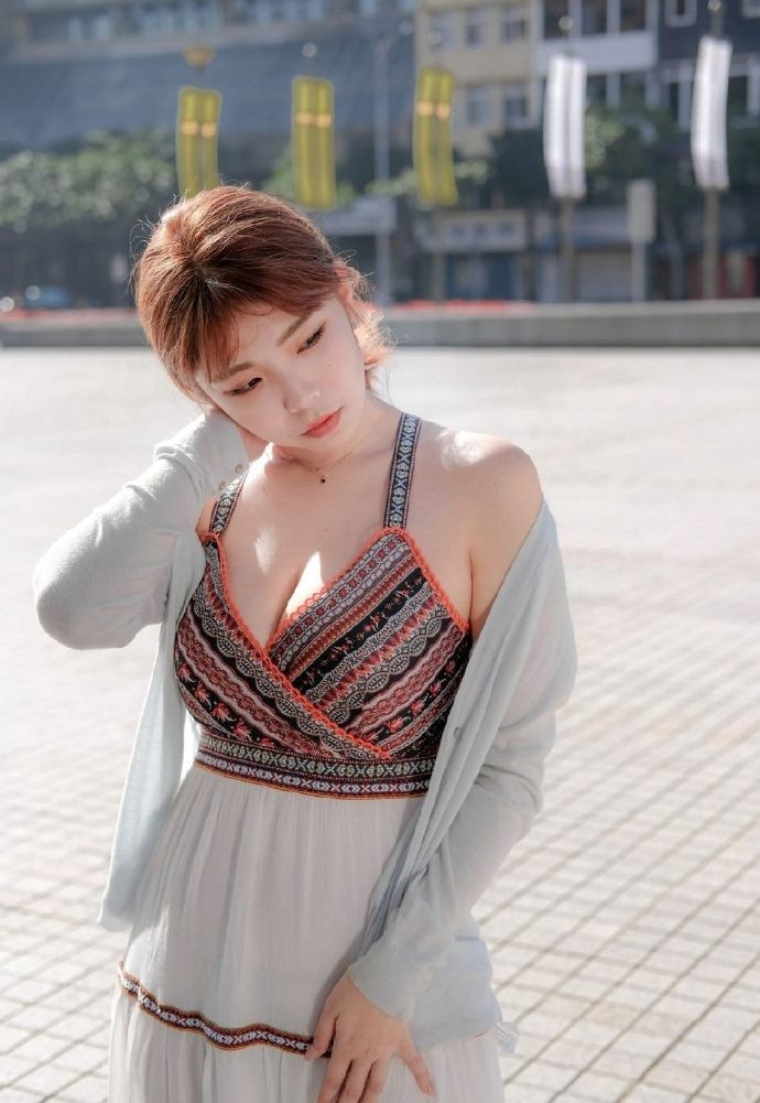 街拍美女低胸吊裙深沟美乳写真