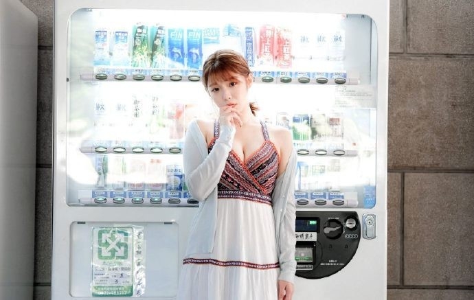 街拍美女低胸吊裙深沟美乳写真