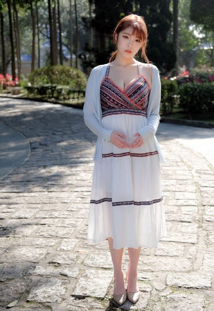 街拍美女低胸吊裙深沟美乳写真