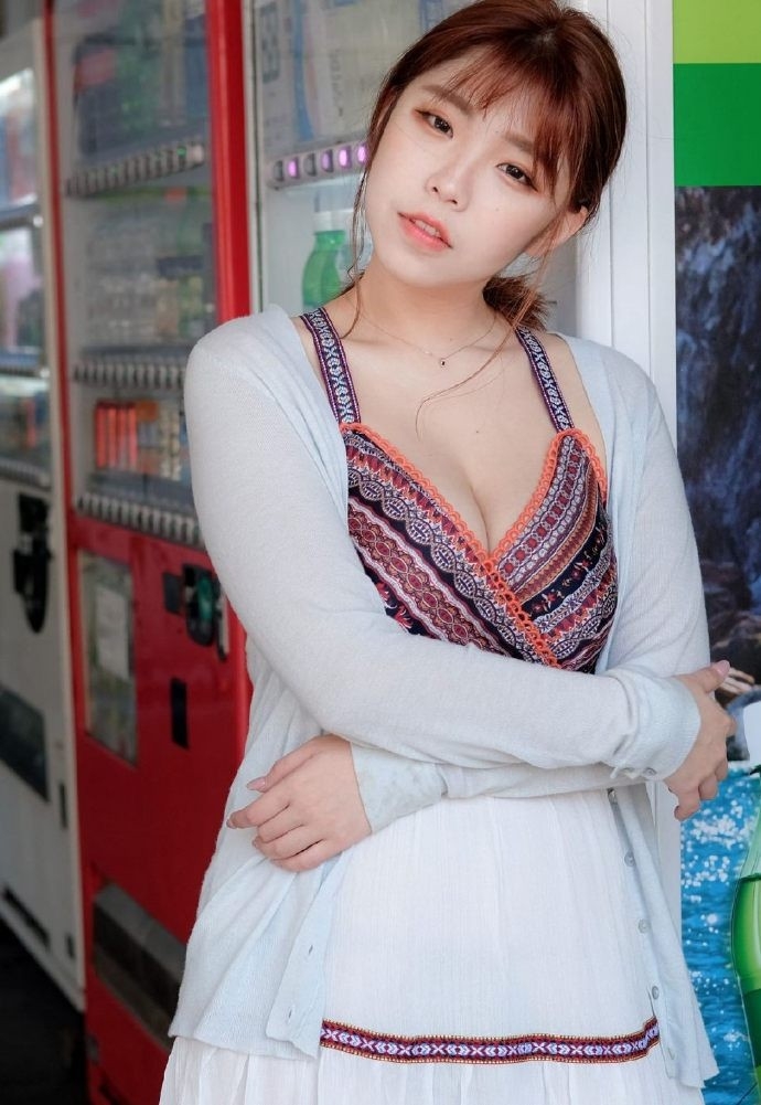 街拍美女低胸吊裙深沟美乳写真