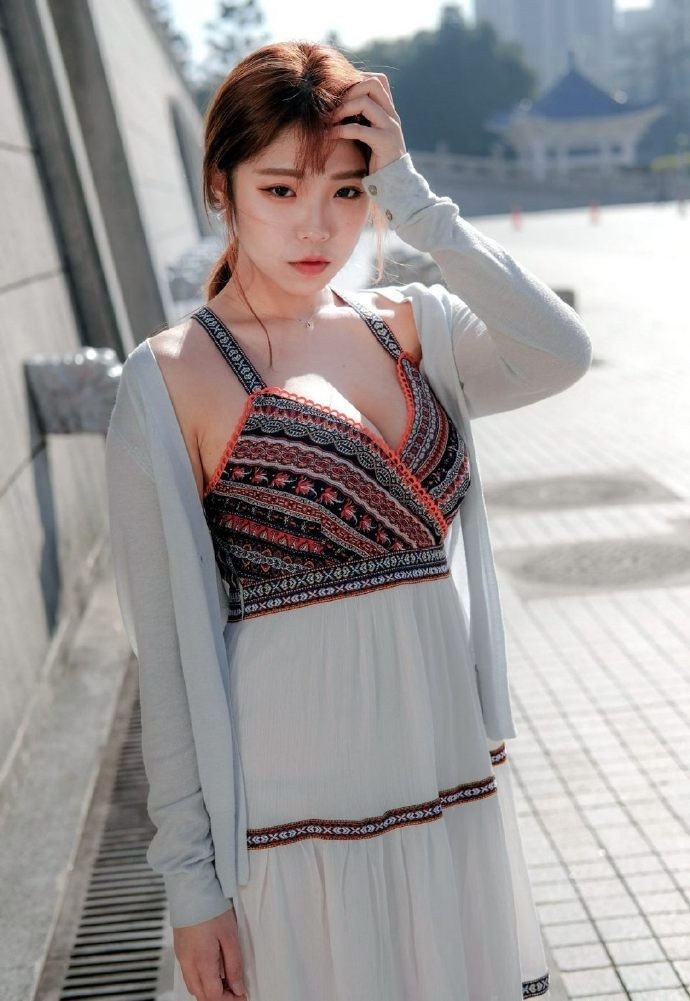 街拍美女低胸吊裙深沟美乳写真