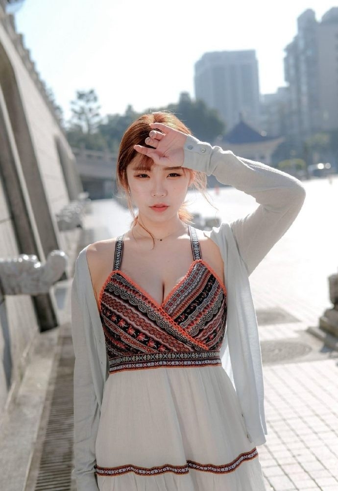 街拍美女低胸吊裙深沟美乳写真