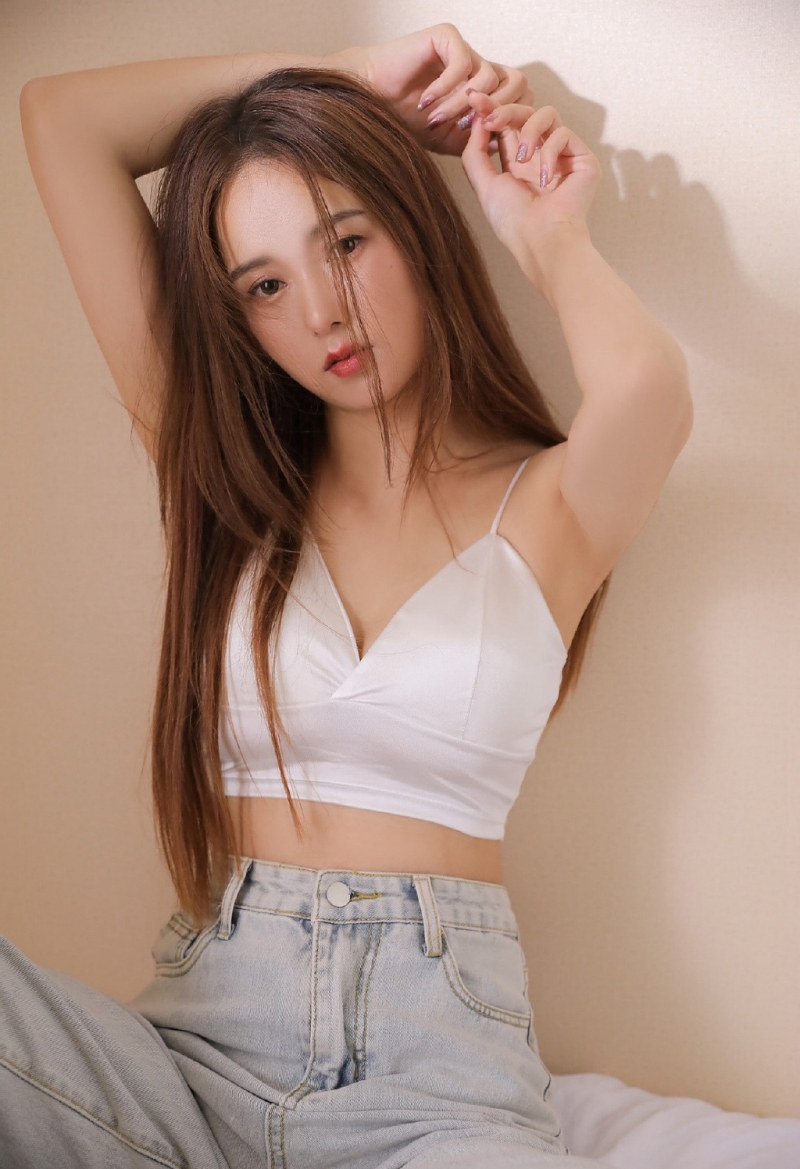 性感小蛮腰美少女低胸吊带图片