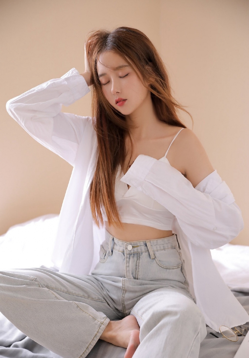 性感小蛮腰美少女低胸吊带图片