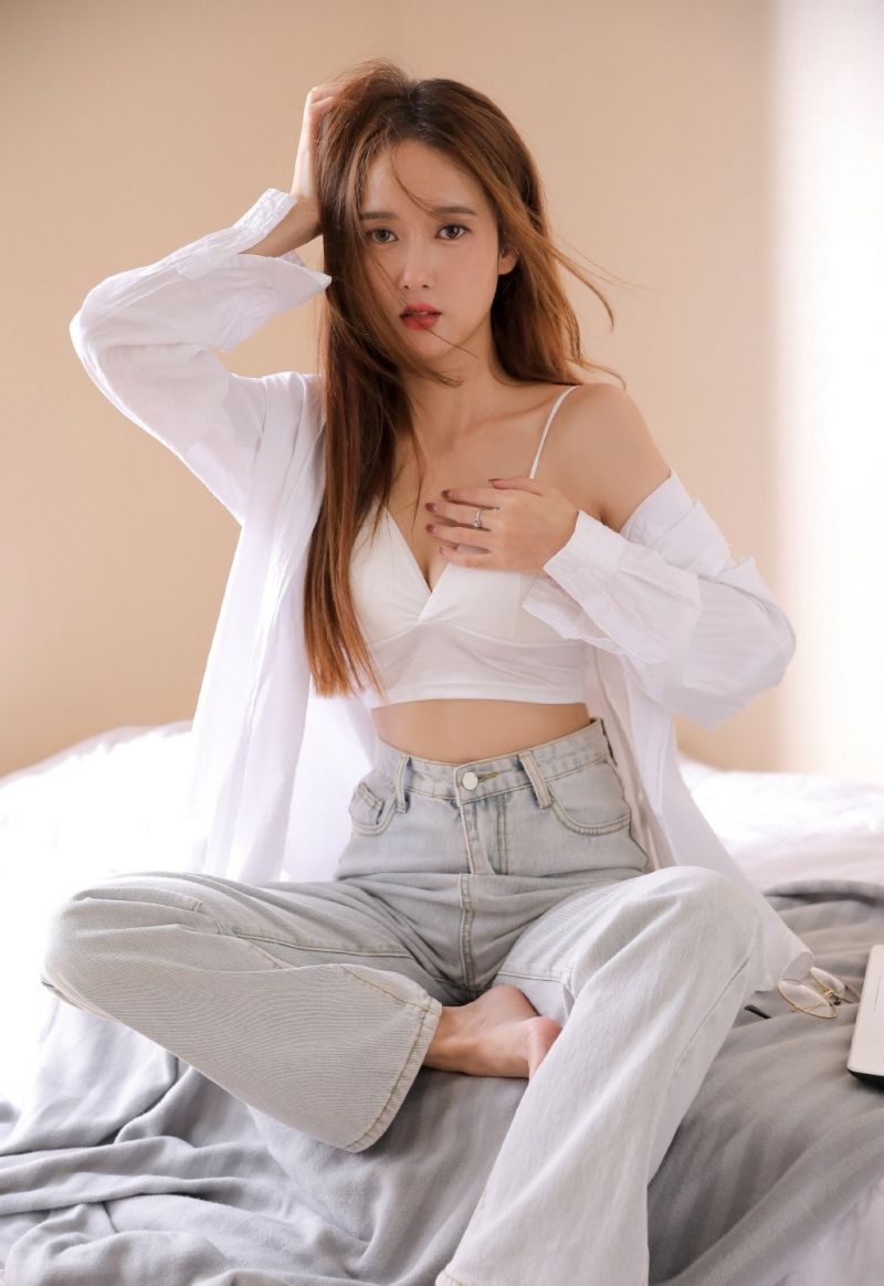 性感小蛮腰美少女低胸吊带图片