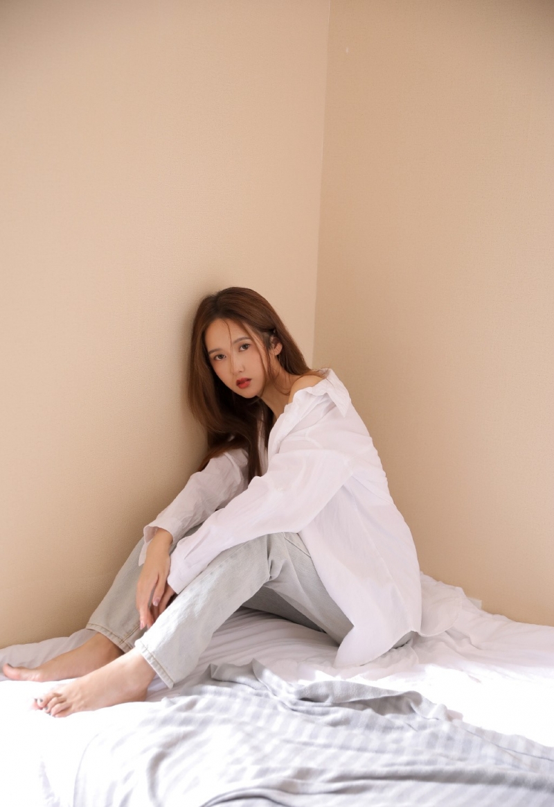 性感小蛮腰美少女低胸吊带图片