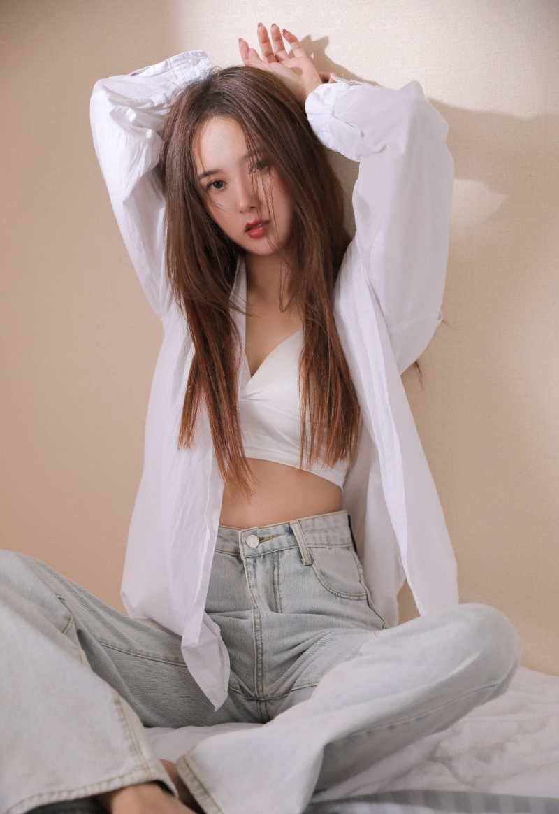 性感小蛮腰美少女低胸吊带图片