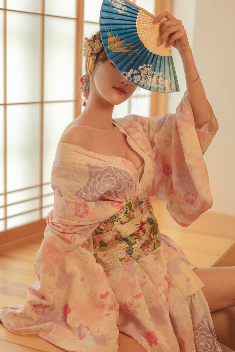 性感和服美女深沟美乳诱惑私拍