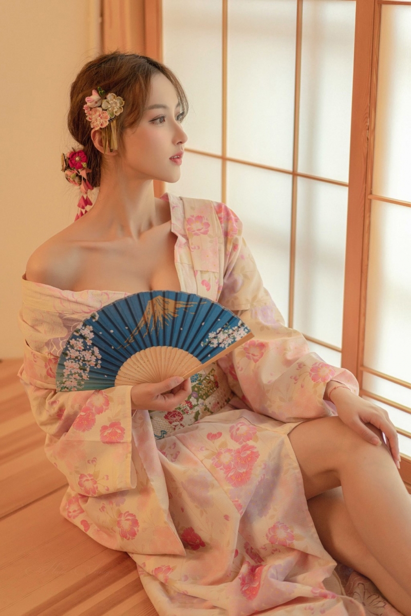 性感和服美女深沟美乳诱惑私拍