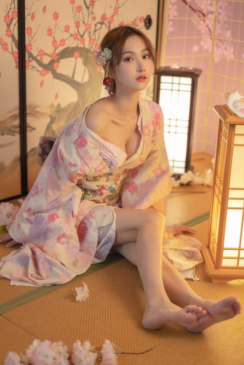 性感和服美女深沟美乳诱惑私拍