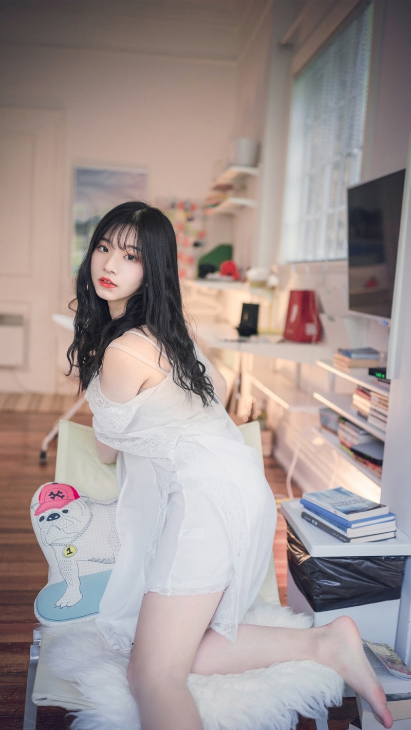 性感熟女吊带睡裙极品透视套图