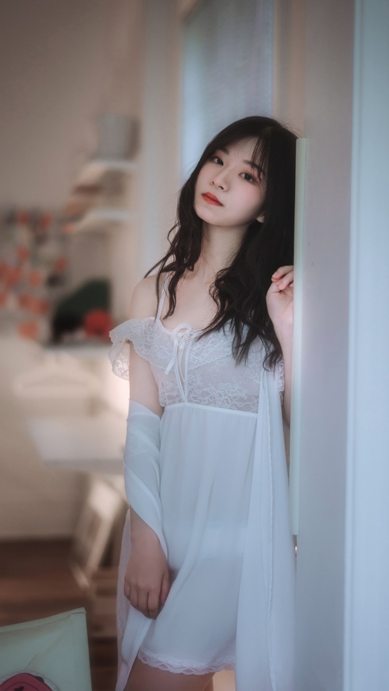 性感熟女吊带睡裙极品透视套图