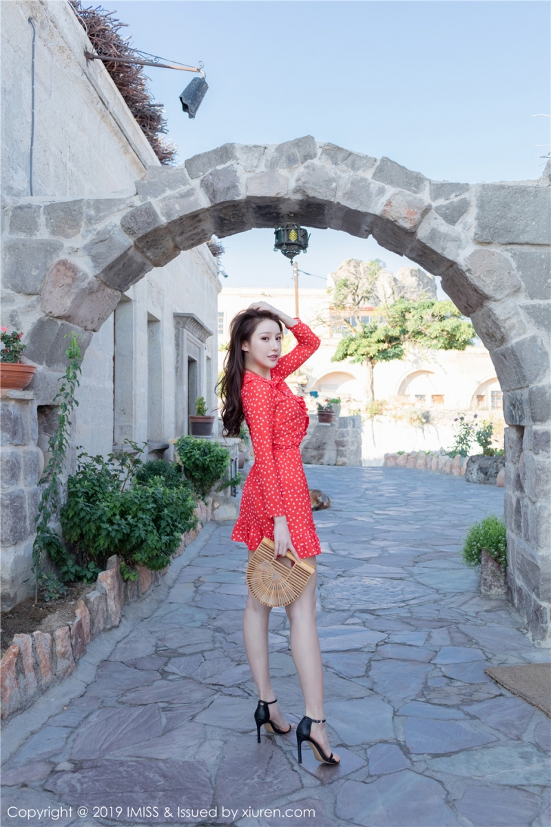 街拍美女低胸短裙高跟美腿写真