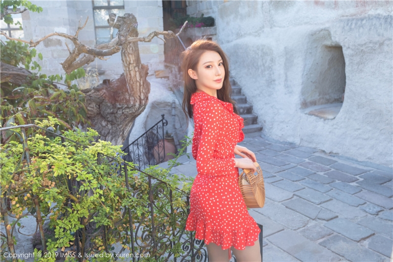 街拍美女低胸短裙高跟美腿写真