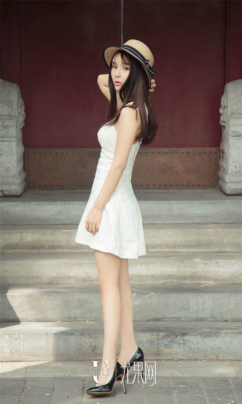 街拍美女性感短裙高跟美腿图片